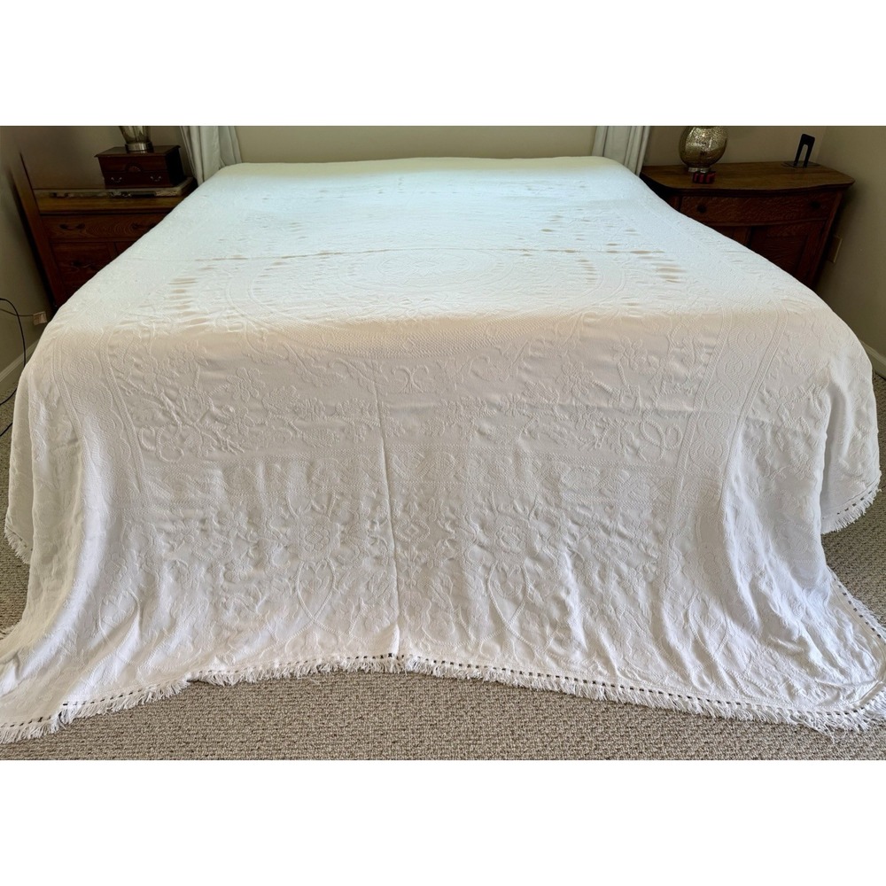 Vintage White Matelassé Bedspread 100% Cotton Jacquard Fringed Queen Coverlet